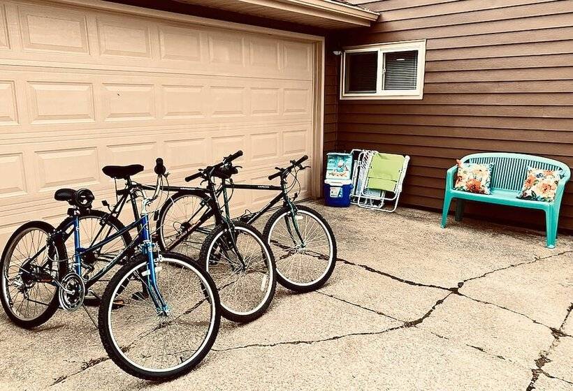 Ashtabula Home Near Walnut Beach + Eateries!