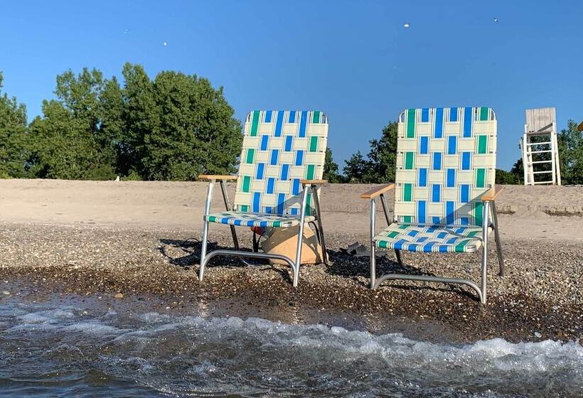 Ashtabula Home Near Walnut Beach + Eateries!