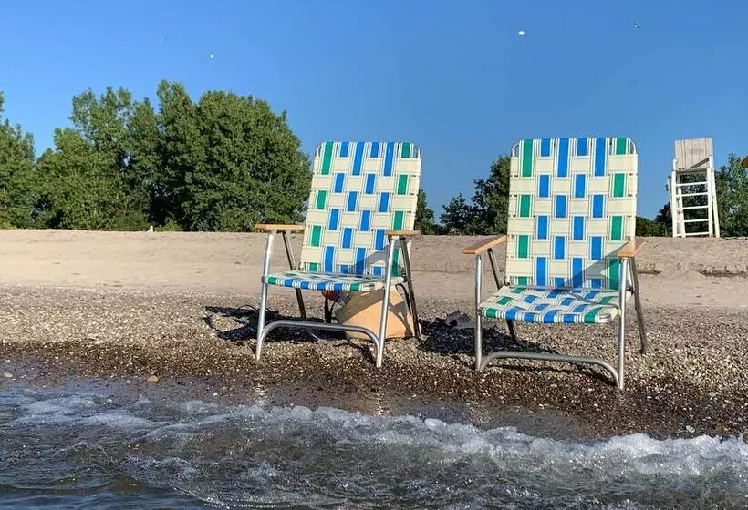 Ashtabula Home Near Walnut Beach + Eateries!