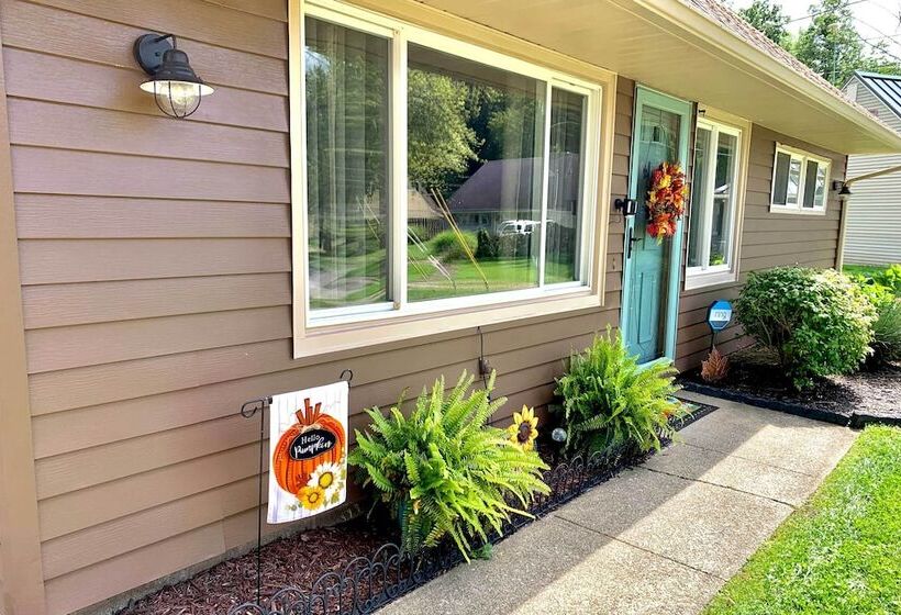 Ashtabula Home Near Walnut Beach + Eateries!