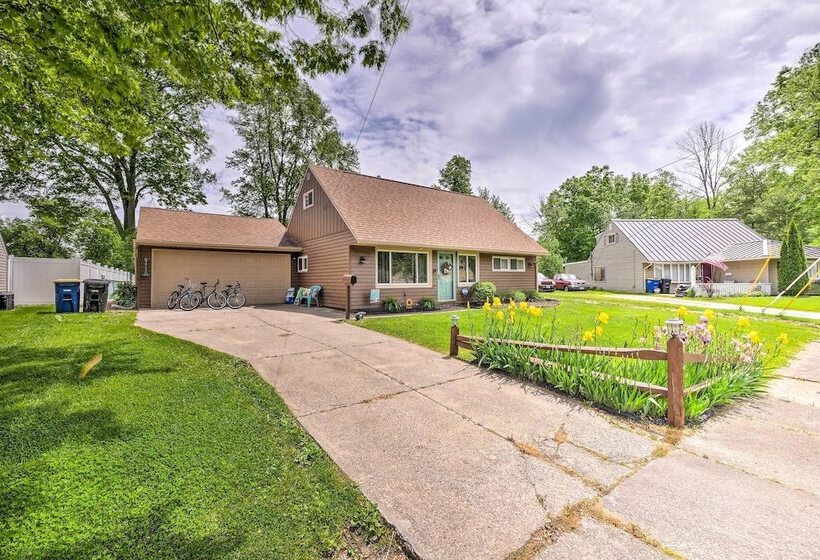 Ashtabula Home Near Walnut Beach + Eateries!