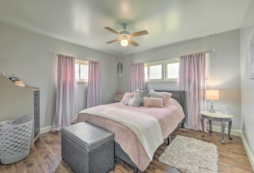 Ashtabula Home Near Walnut Beach + Eateries!