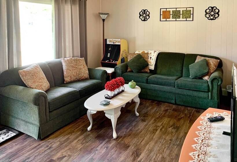 Ashtabula Home Near Walnut Beach + Eateries!