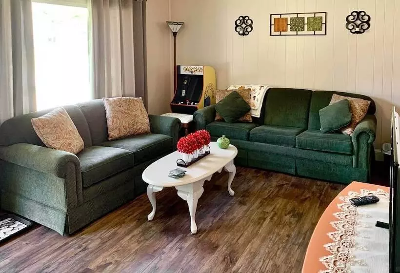 Ashtabula Home Near Walnut Beach + Eateries!