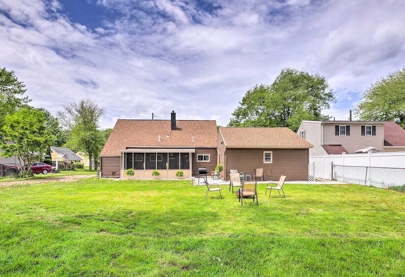 Ashtabula Home Near Walnut Beach + Eateries!