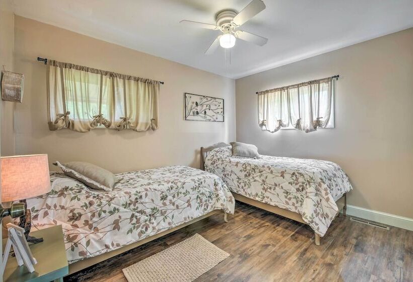 Ashtabula Home Near Walnut Beach + Eateries!