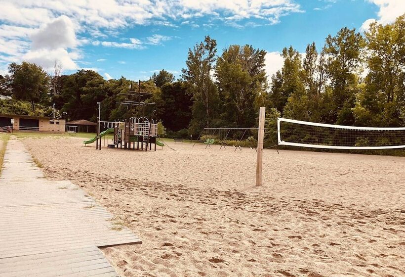 Ashtabula Home Near Walnut Beach + Eateries!