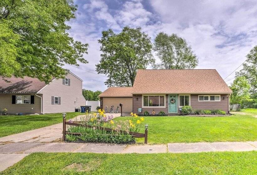 Ashtabula Home Near Walnut Beach + Eateries!