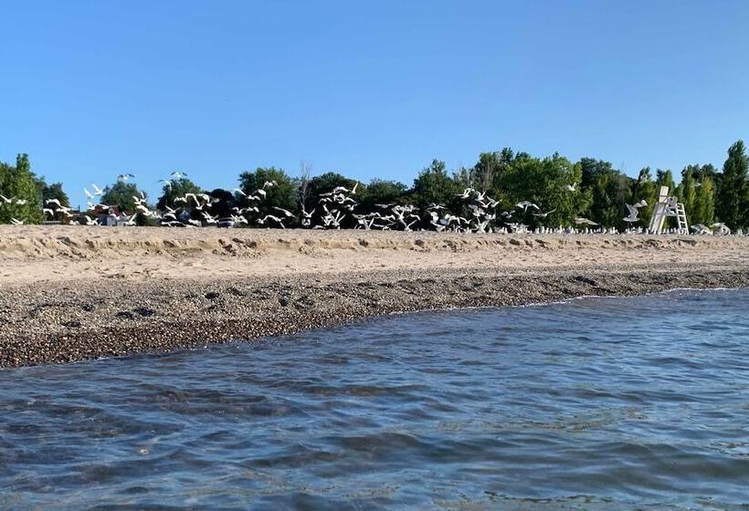 Ashtabula Home Near Walnut Beach + Eateries!