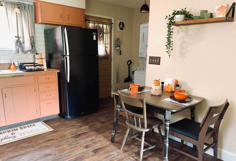 Ashtabula Home Near Walnut Beach + Eateries!