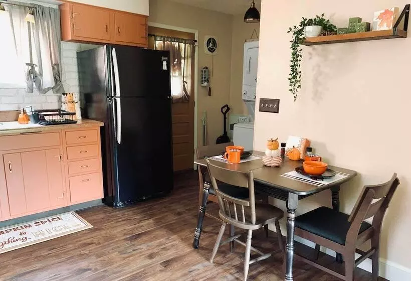Ashtabula Home Near Walnut Beach + Eateries!