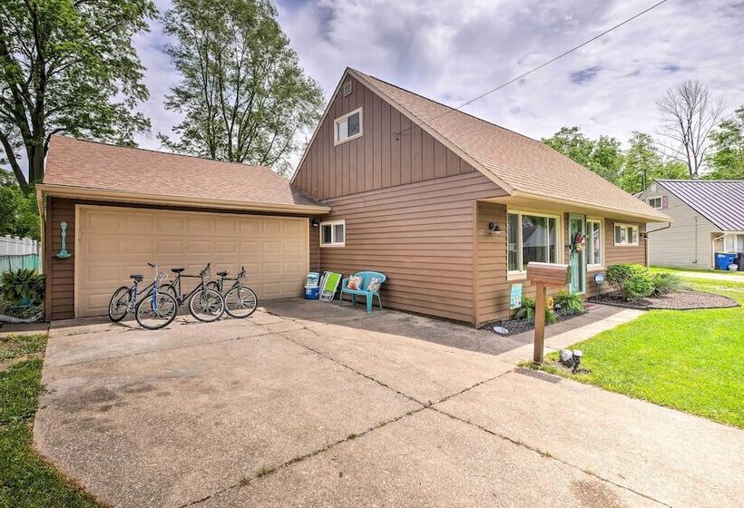 Ashtabula Home Near Walnut Beach + Eateries!