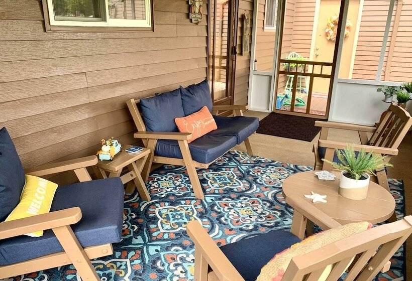 Ashtabula Home Near Walnut Beach + Eateries!