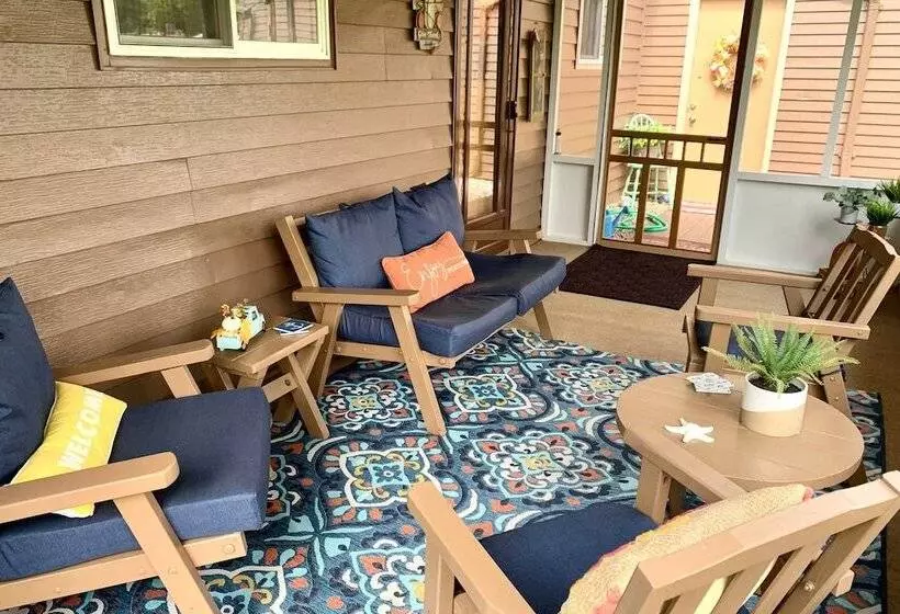 Ashtabula Home Near Walnut Beach + Eateries!