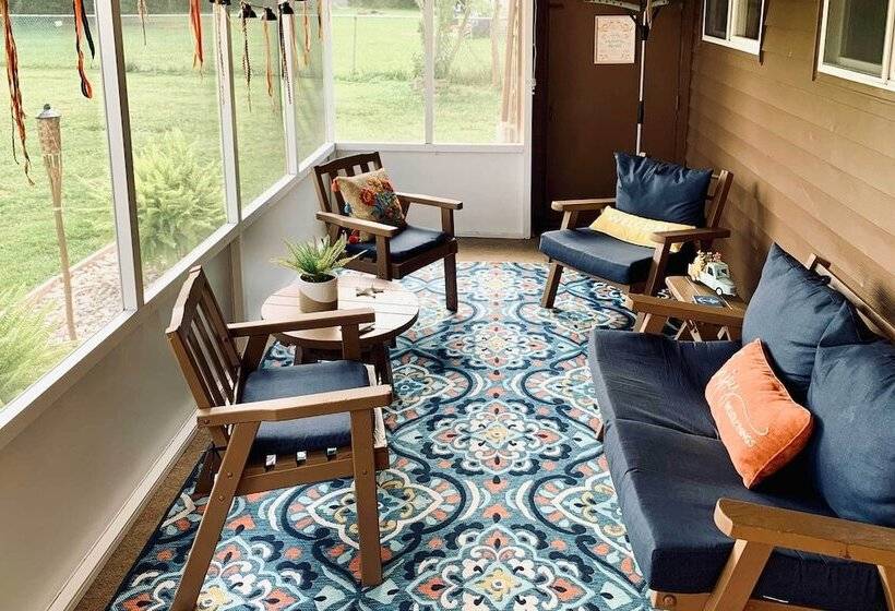 Ashtabula Home Near Walnut Beach + Eateries!