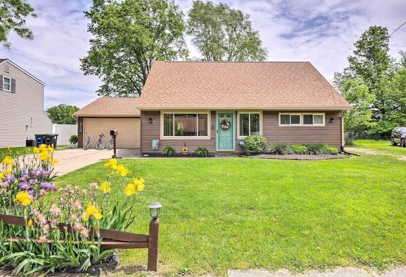 Ashtabula Home Near Walnut Beach + Eateries!