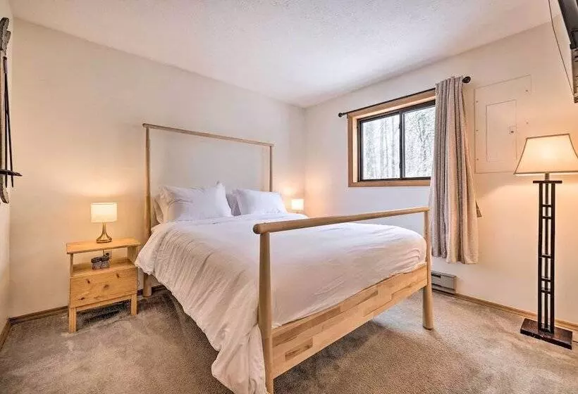 Walk To Arrowhead Lake: Cabin W/ Private Hot Tub!