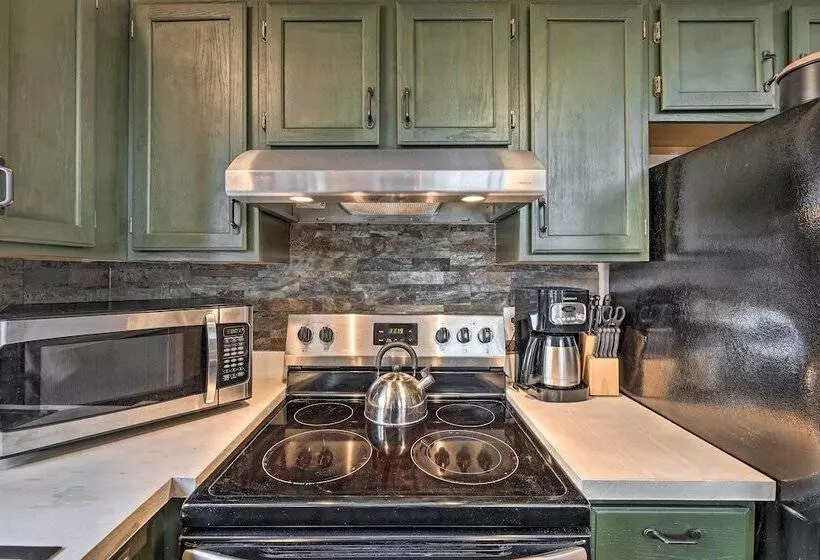 Walk To Arrowhead Lake: Cabin W/ Private Hot Tub!