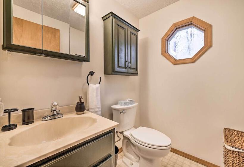 Walk To Arrowhead Lake: Cabin W/ Private Hot Tub!