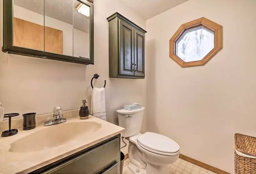 Walk To Arrowhead Lake: Cabin W/ Private Hot Tub!