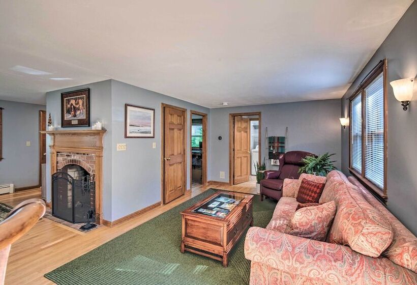 Charming Saco Home W/ Deck, 5 Mi To Beach!