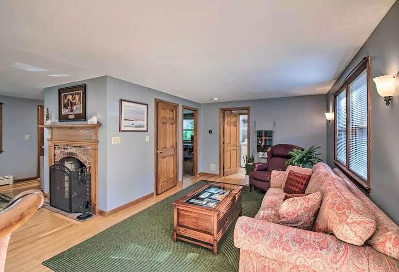 Charming Saco Home W/ Deck, 5 Mi To Beach!