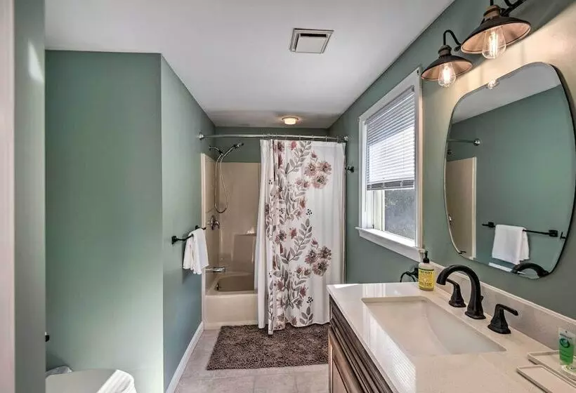 Charming Saco Home W/ Deck, 5 Mi To Beach!