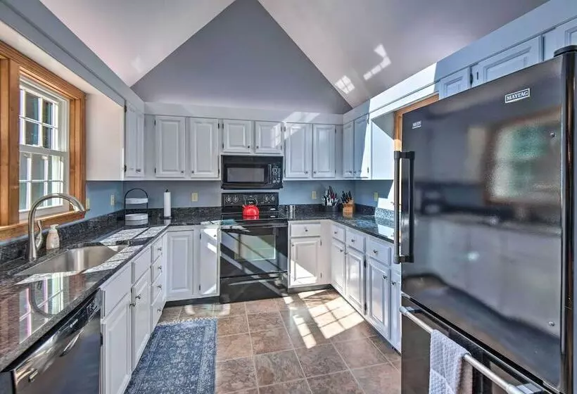 Charming Saco Home W/ Deck, 5 Mi To Beach!