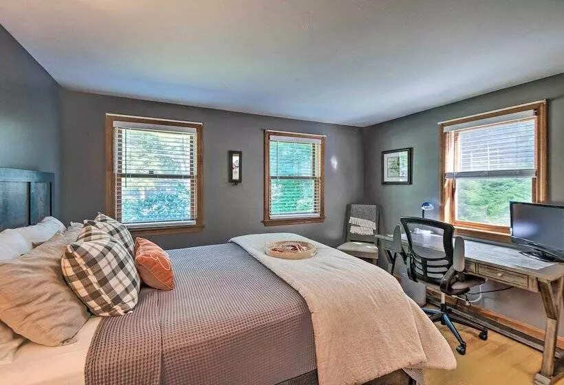 Charming Saco Home W/ Deck, 5 Mi To Beach!