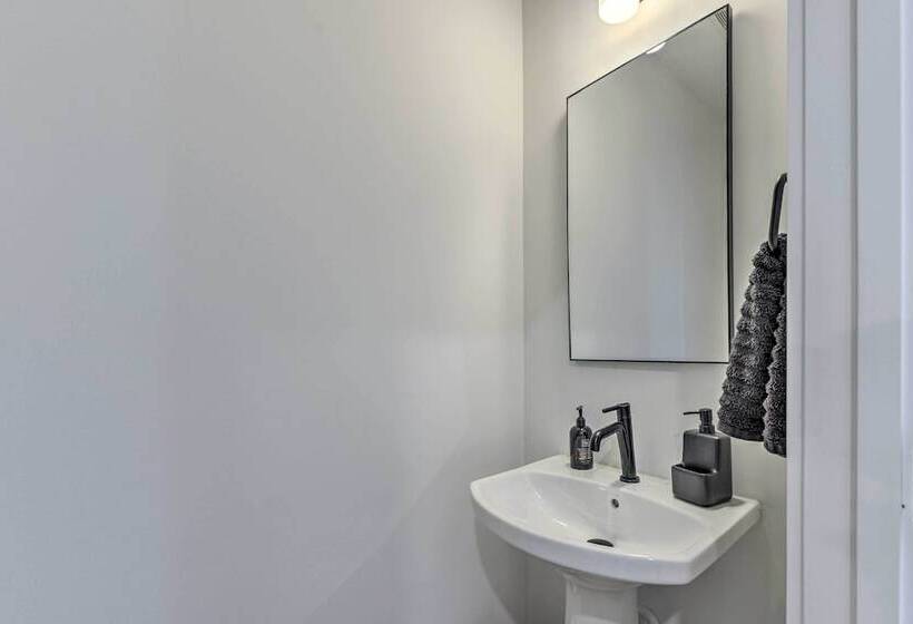 Modern Raleigh Home W/ Patio ~ 2 Mi To Downtown!