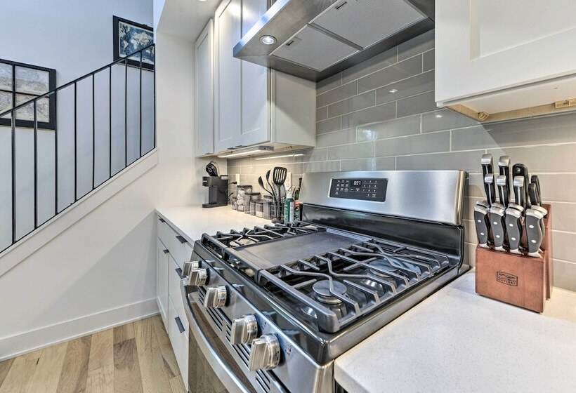 Modern Raleigh Home W/ Patio ~ 2 Mi To Downtown!