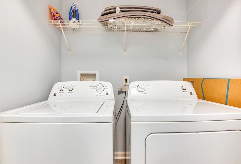 7 Mi To Downtown: Atlanta Home W/ Yard