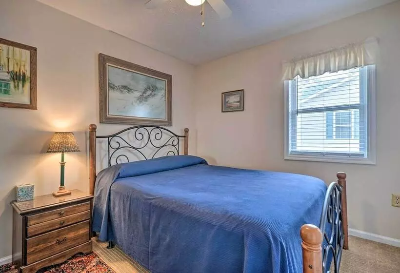 Cozy Oak Island House < 1 Mi To Beaches!
