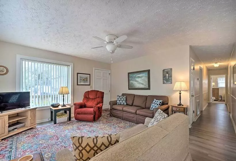 Cozy Oak Island House < 1 Mi To Beaches!