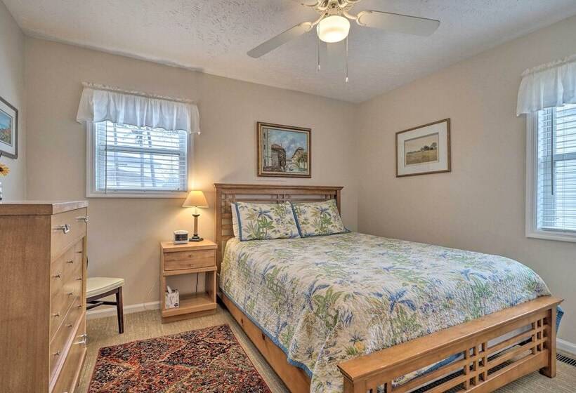 Cozy Oak Island House < 1 Mi To Beaches!