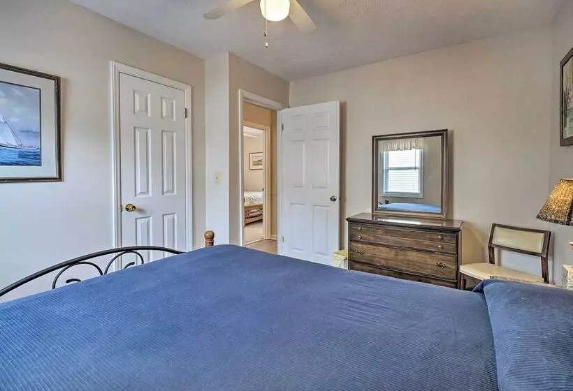 Cozy Oak Island House < 1 Mi To Beaches!