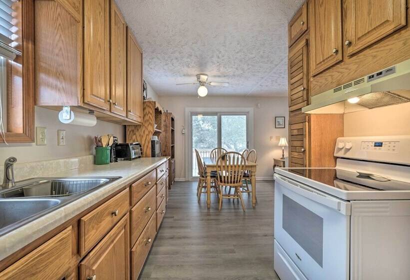 Cozy Oak Island House < 1 Mi To Beaches!