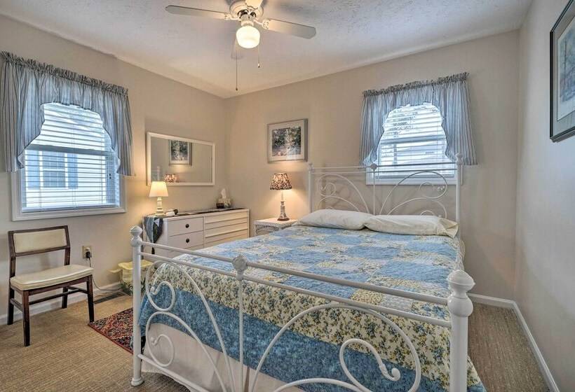 Cozy Oak Island House < 1 Mi To Beaches!