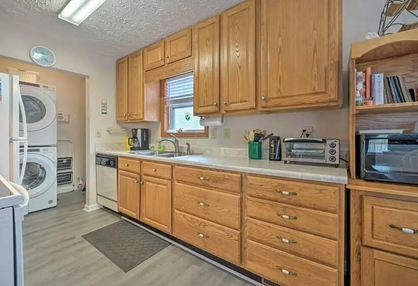 Cozy Oak Island House < 1 Mi To Beaches!