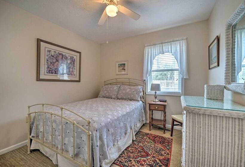 Cozy Oak Island House < 1 Mi To Beaches!