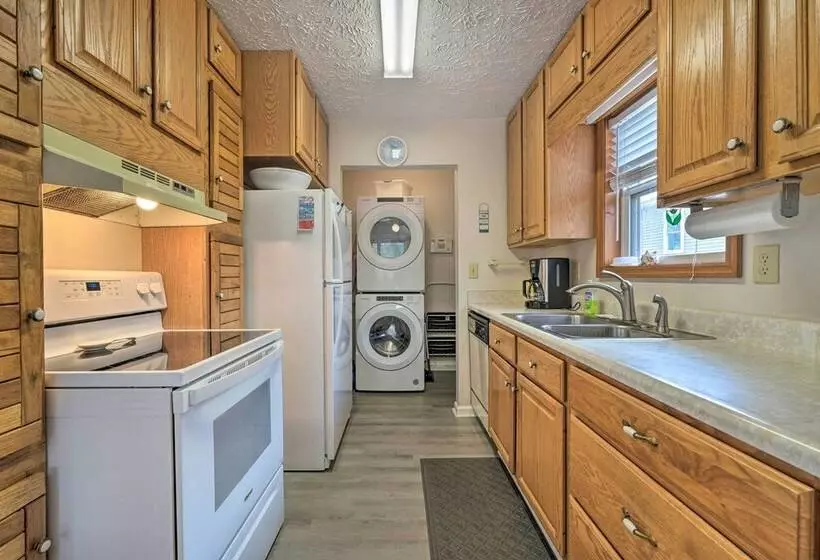 Cozy Oak Island House < 1 Mi To Beaches!