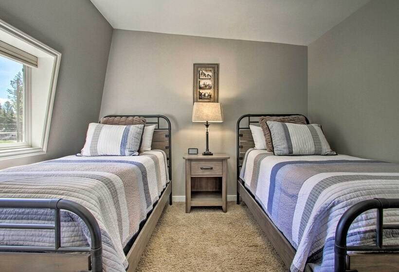 Creekfront Lincoln Home, Steps From Downtown!