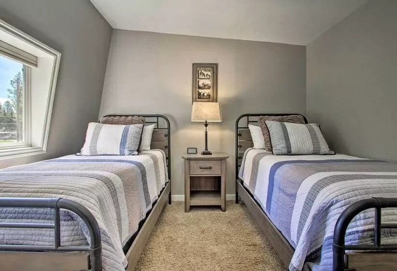 Creekfront Lincoln Home, Steps From Downtown!