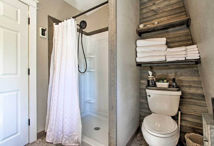 Creekfront Lincoln Home, Steps From Downtown!