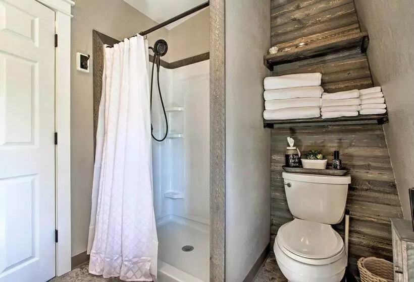 Creekfront Lincoln Home, Steps From Downtown!