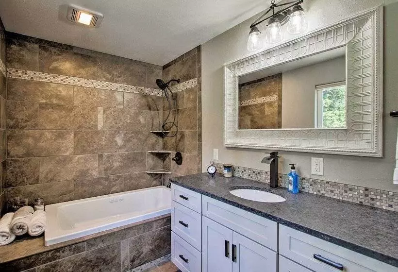 Creekfront Lincoln Home, Steps From Downtown!