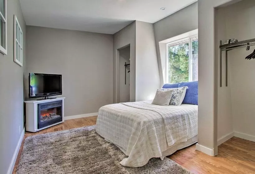 Creekfront Lincoln Home, Steps From Downtown!