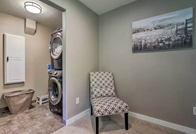 Creekfront Lincoln Home, Steps From Downtown!