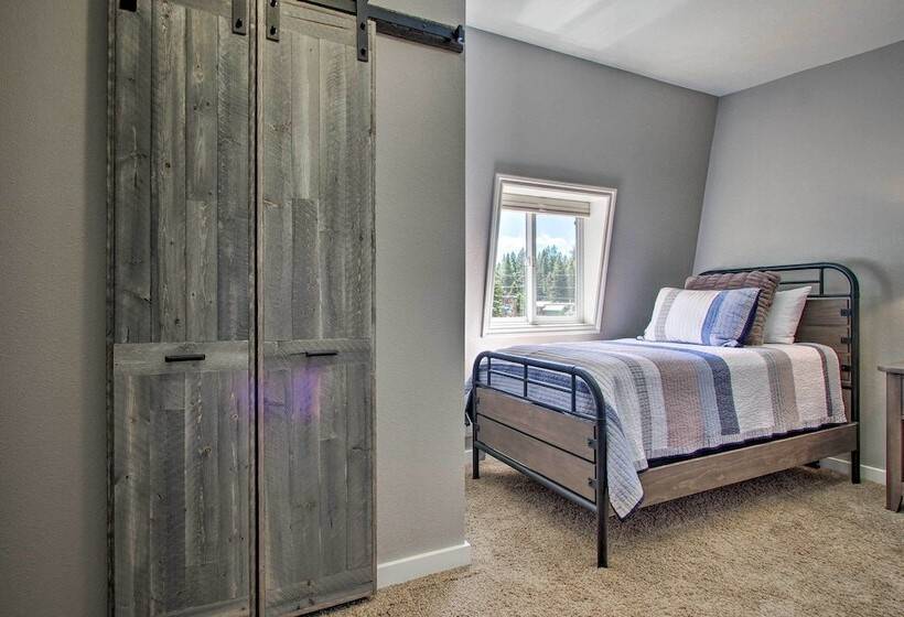 Creekfront Lincoln Home, Steps From Downtown!