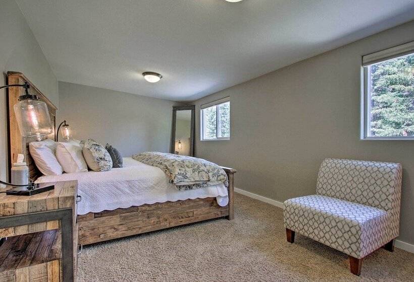 Creekfront Lincoln Home, Steps From Downtown!